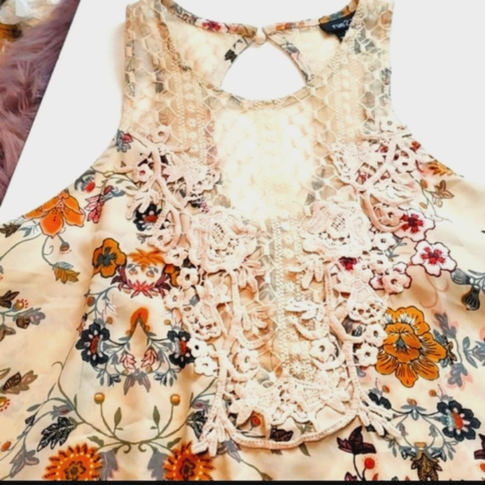 Rue 21 blouse  Size XL Excellent condition beautiful bohemian  flowers and Lace
